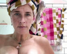 preggo mature show milk live