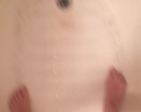 Katie from Streamate does standing pee in the bathtub