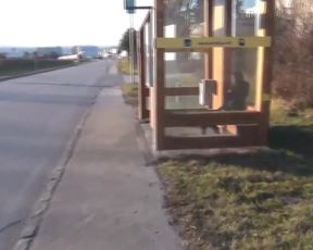 Bus Stop Encuentran A Una Chica
