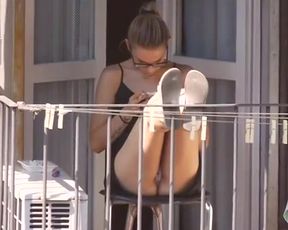 Espiando ala Becina En El balcon