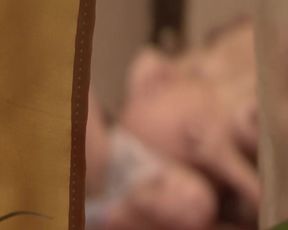 Espiandola Por la Ventana A Embarasada