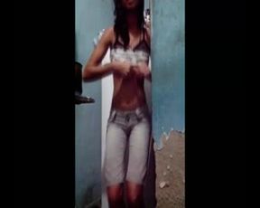 La novia le ensena a su novio