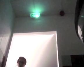 Espiando a mi hermanita en la ducha 4