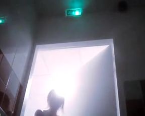 Espiando a mi hermanita en la ducha 2