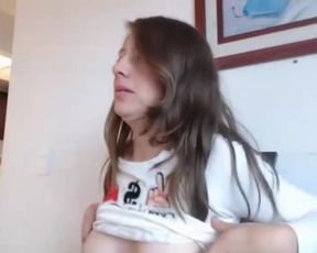 Masturbandose When Her mom is In teh backgroung