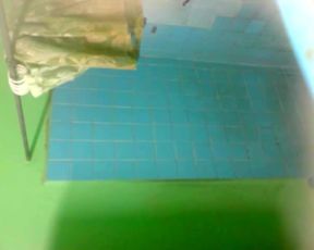 Espiando a Yamile ne la ducha