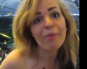 Hermosa Chica Atrevida En publico