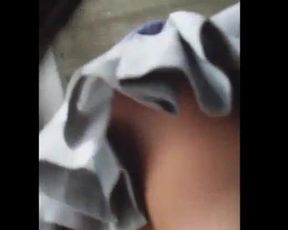 Espiando a la sobrina debajo de su falda y haciendo su