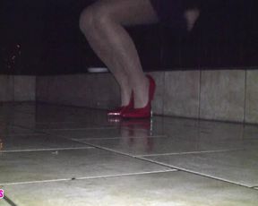 Aische Pervers Zigaretten Crush Im Regen In 16cm Extrem Stilettos in private premium video