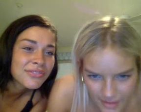 sexy babes dance flash hot tits