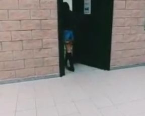 lady in bagno pubblico