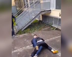 ВЫРУБИЛ С ОДНОГО УДАРА! Уличные драки, один нокаутировал троих!Бой года! Разборки, постоял за себя.