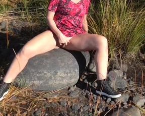 SQUIRTING MILF OUTDOOR CAUGHT GIRL MASTURBATE AMATEUR ORGASM SQUIRT