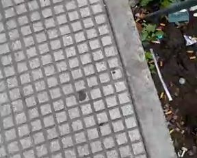 se le levanta el vestido