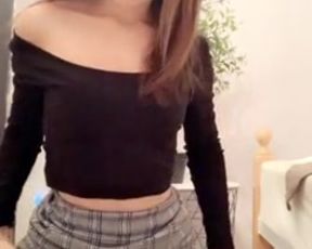 Ellieleen1 (aka ellieleen11, ellieleen, elliemayli) diddles her muffin and rocking her body OnlyFans private video